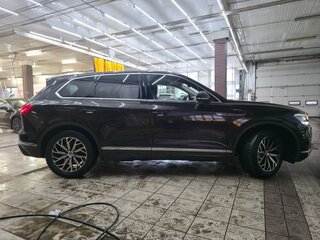 2018 Volkswagen Touareg III, коричневый, 5300000 рублей, вид 4