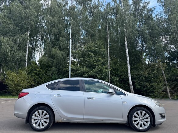 2013 Opel Astra J Рестайлинг, серебристый - вид 3