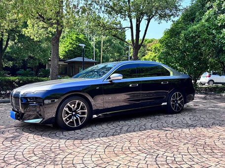 2024 BMW 7 серии 735Li VII (G70), чёрный, 9867364 рублей, вид 1