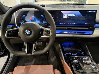 2025 BMW 5 серии 530i xDrive VIII (G60/G61/G68), чёрный, 12629900 рублей, вид 3