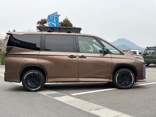 2023 Toyota Voxy IV (R90), коричневый, 4300000 рублей, вид 5