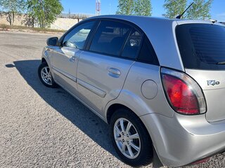 2009 Kia Rio II Рестайлинг, серебристый, 560000 рублей, вид 4