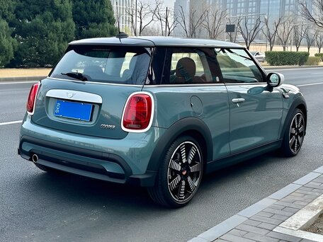 2023 Mini Hatch Cooper III (F55/F56) Рестайлинг 2, серый, 1970000 рублей, вид 4