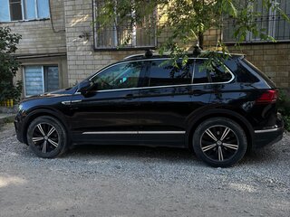 2018 Volkswagen Tiguan II, чёрный, 2000000 рублей, вид 2