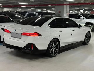 2024 BMW 5 серии 530i xDrive VIII (G60/G61/G68), белый, 6970000 рублей, вид 4