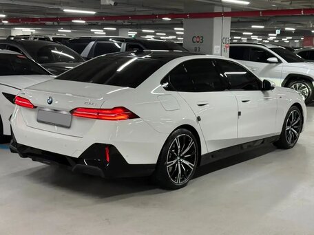2024 BMW 5 серии 530i xDrive VIII (G60/G61/G68), белый, 6970000 рублей, вид 4