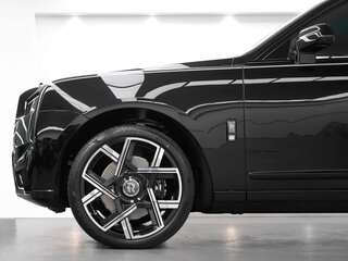 2025 Rolls-Royce Cullinan Black Badge I Рестайлинг (Series II), чёрный, 88450000 рублей, вид 3