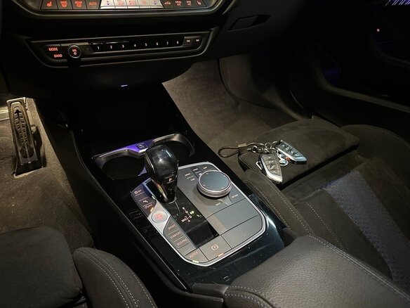 2020 BMW 1 серии 118d III (F40), пурпурный, 1699100 рублей - вид 9
