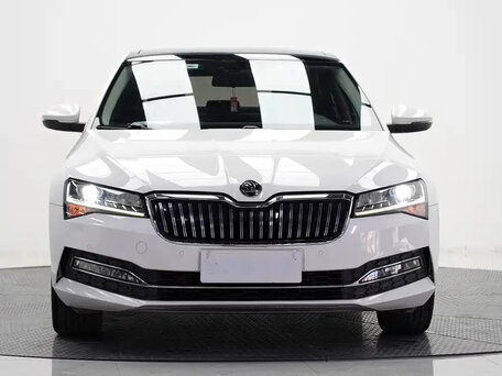 2021 Skoda Superb III Рестайлинг, серебристый, 2320000 рублей, вид 5