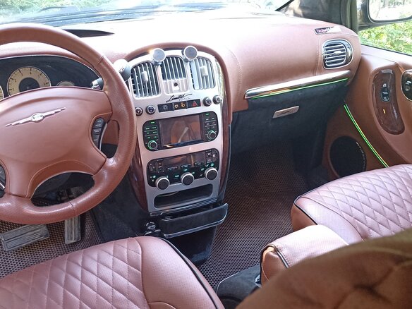 2001 Chrysler Voyager Grand IV, коричневый, 2200000 рублей - вид 2