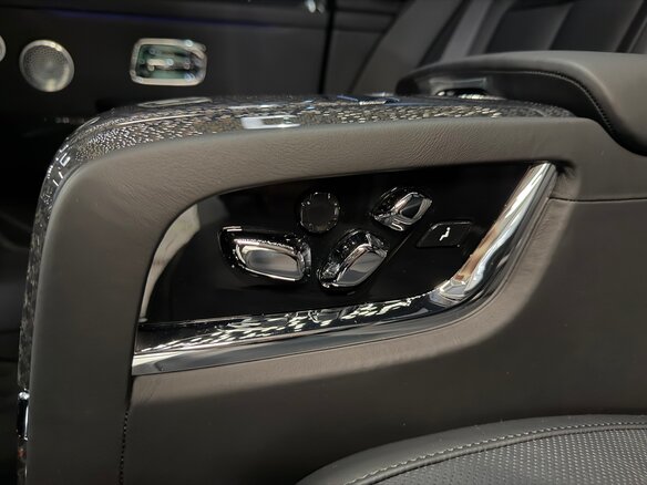 2025 Rolls-Royce Cullinan Black Badge I Рестайлинг (Series II), чёрный, 67900000 рублей - вид 27