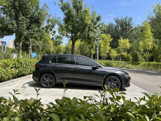 2023 Volkswagen Golf VIII, чёрный, 1827009 рублей, вид 4