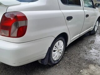 2000 Toyota Platz, белый, 300000 рублей, вид 2