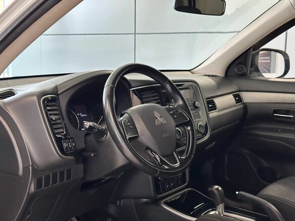 2018 Mitsubishi Outlander III Рестайлинг 2, белый, 1897000 рублей - вид 6