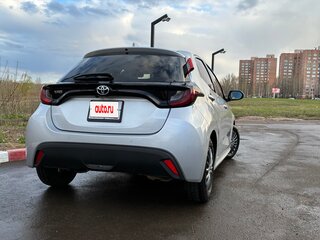 2020 Toyota Yaris IV, серебристый, 1300000 рублей, вид 4