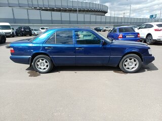 1995 Mercedes-Benz E-Класс 220 I (W124), синий, 850000 рублей, вид 3