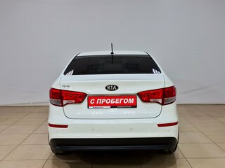 2015 Kia Rio III Рестайлинг, белый, 935000 рублей, вид 5