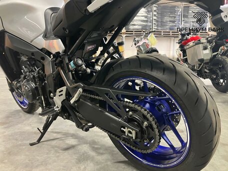 2022 Yamaha MT-09 Tracer (FJ-09), серебристый, 1327000 рублей, вид 4