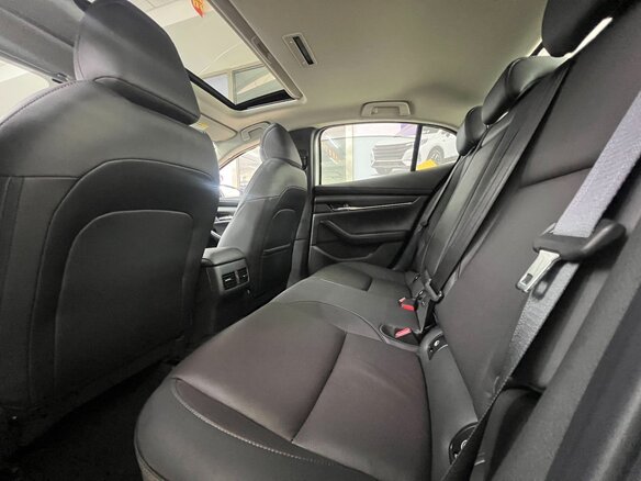 2022 Mazda 3 Axela IV (BP), белый, 1900000 рублей - вид 17