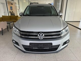 2016 Volkswagen Tiguan I Рестайлинг, серебристый, 1900000 рублей, вид 2