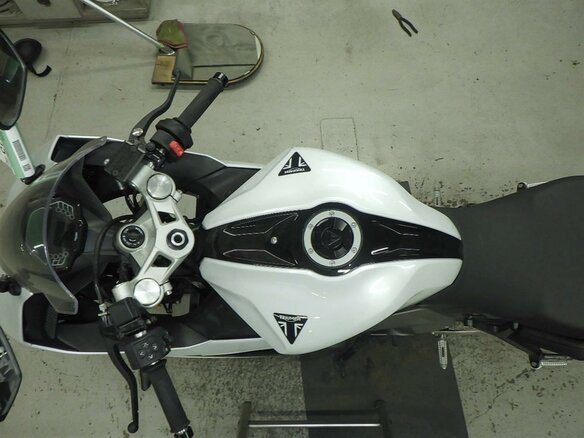 2024 Triumph Daytona 660, белый, 899000 рублей - вид 10