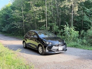 2022 Toyota Yaris IV, чёрный, 1210000 рублей, вид 2