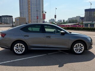2021 Skoda Octavia IV (A8), серый, 1900000 рублей, вид 4