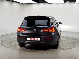 2021 BMW 1 серии 118d III (F40), серый, 1760777 рублей, вид 3