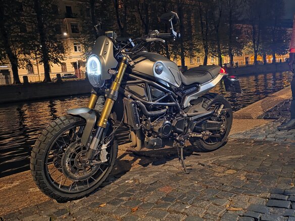 2024 Benelli Leoncino 800 Trail, серый, 600000 рублей - вид 2