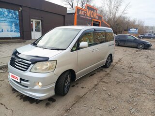 2002 Toyota Noah I (R60), серый, 870000 рублей, вид 1