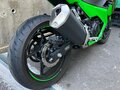 2025 Kawasaki Ninja 400, зелёный - вид 2