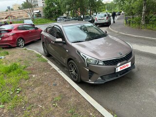 2021 Kia Rio IV Рестайлинг, коричневый, 940000 рублей, вид 4