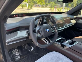 2026 BMW 7 серии 740 xDrive VII (G70) Рестайлинг, чёрный, 24650000 рублей, вид 3