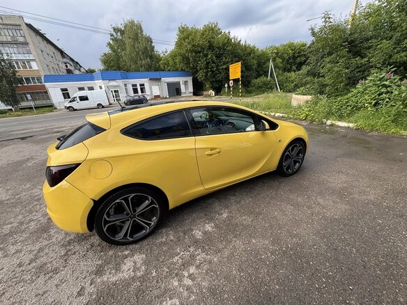 2012 Opel Astra GTC J Рестайлинг, жёлтый, 600000 рублей - вид 1