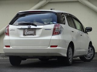 2015 Honda Fit Shuttle I Рестайлинг, белый, 700000 рублей, вид 3