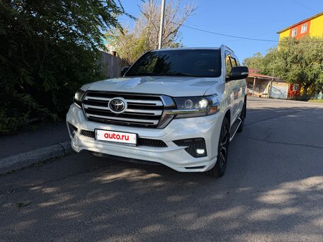 2017 Toyota Land Cruiser 200 Series Рестайлинг 2, белый, 6900000 рублей, вид 3