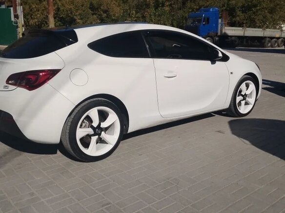 2012 Opel Astra GTC J Рестайлинг, белый, 699000 рублей - вид 3