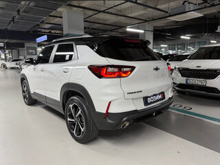 2024 Chevrolet TrailBlazer III Рестайлинг, белый, 2130000 рублей, вид 4