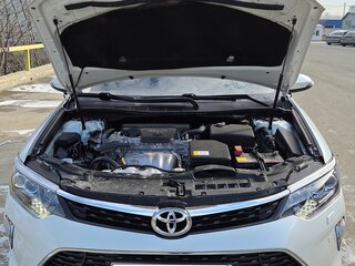 2017 Toyota Camry VII (XV50) Рестайлинг 2, белый, 3600000 рублей, вид 3