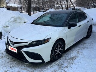2021 Toyota Camry VIII (XV70) Рестайлинг, белый, 2485000 рублей, вид 1