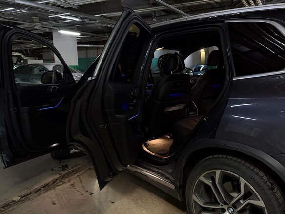 2020 BMW X5 40i IV (G05/G18), серый, 7350000 рублей - вид 12