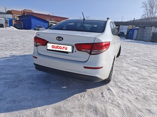 2016 Kia Rio III Рестайлинг, белый, 850000 рублей, вид 3