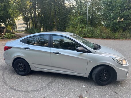 2011 Hyundai Solaris I, серебристый, 730000 рублей, вид 4