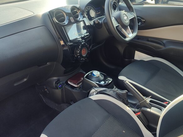 2020 Nissan Note e-Power II Рестайлинг, серебристый, 1465000 рублей - вид 6
