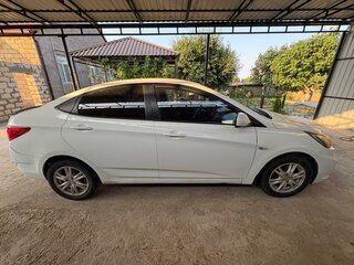 2014 Hyundai Solaris I, белый, 650000 рублей, вид 2