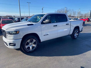 2025 Ram 1500 Crew Cab eTorque V Рестайлинг, белый, 5609151 рублей, вид 4