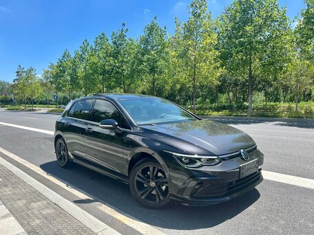 2023 Volkswagen Golf VIII, чёрный, 2010000 рублей, вид 3