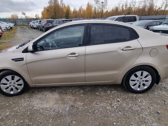 2013 Kia Rio 5-speed III, бежевый, 520000 рублей - вид 3