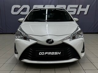 2019 Toyota Vitz III (XP130) Рестайлинг, белый, 829000 рублей, вид 3