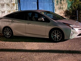 2016 Toyota Prius IV (XW50), серебристый, 1300000 рублей, вид 1